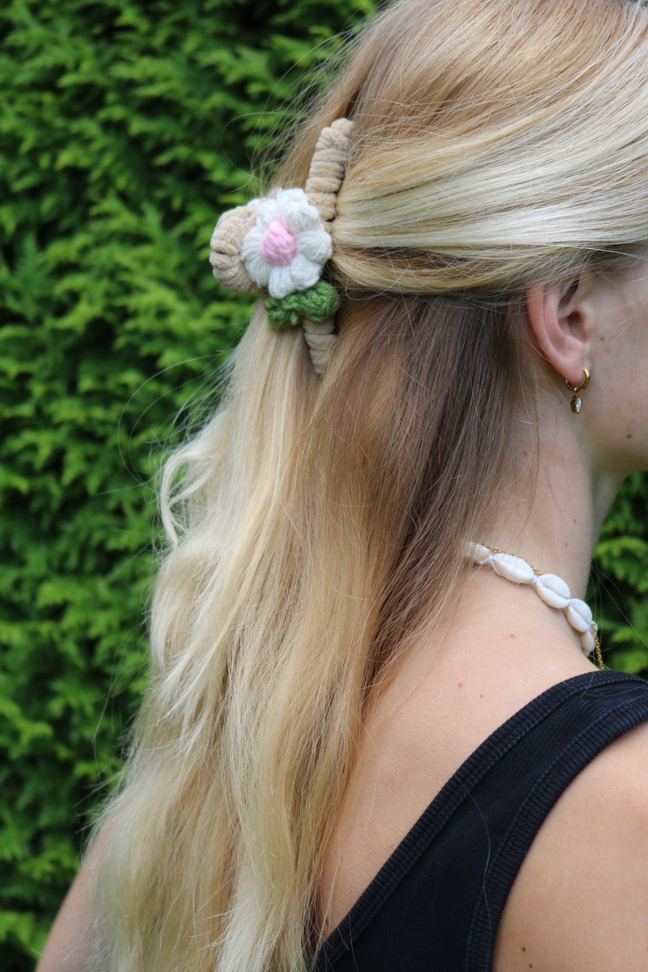 Flora Twist – Handgemachte Häkel-Haarspange in Naturtönen