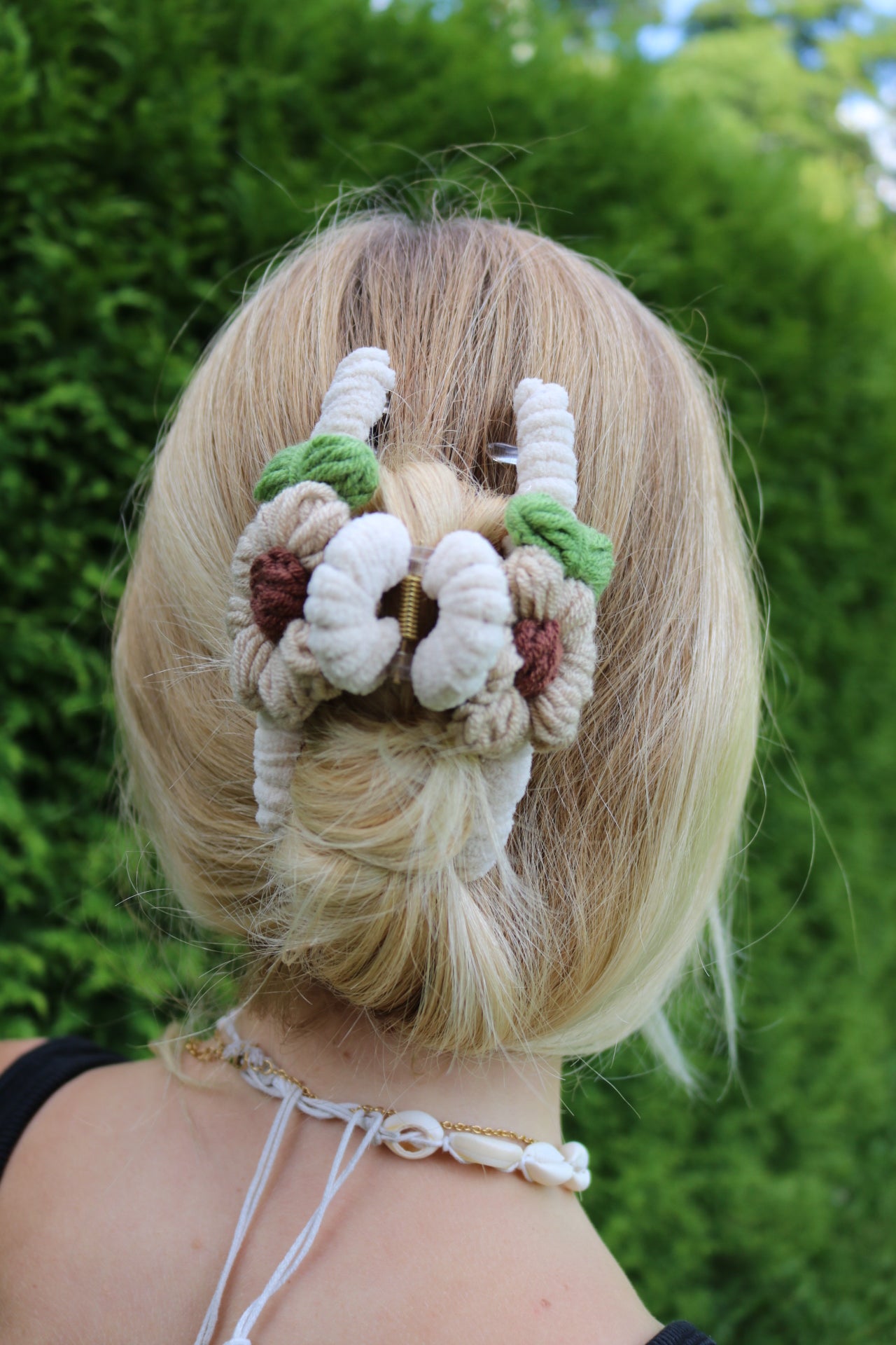 Flora Twist – Handgemachte Häkel-Haarspange in Naturtönen
