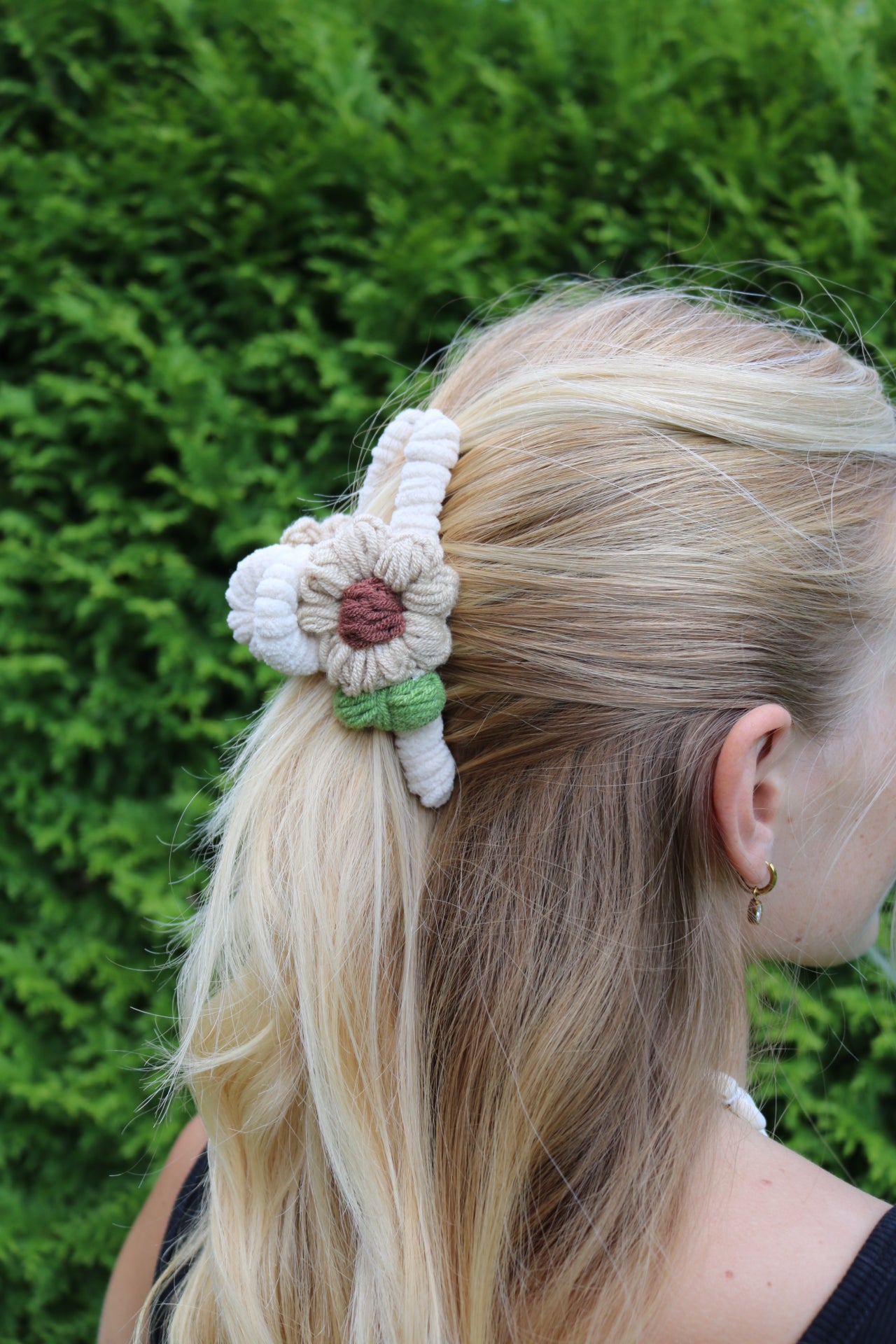 Flora Twist – Handgemachte Häkel-Haarspange in Naturtönen