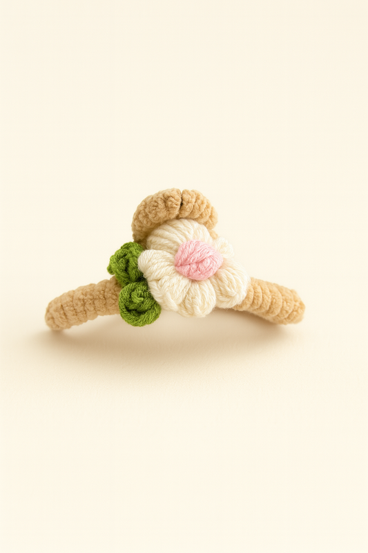 Flora Twist – Handgemachte Häkel-Haarspange in Naturtönen