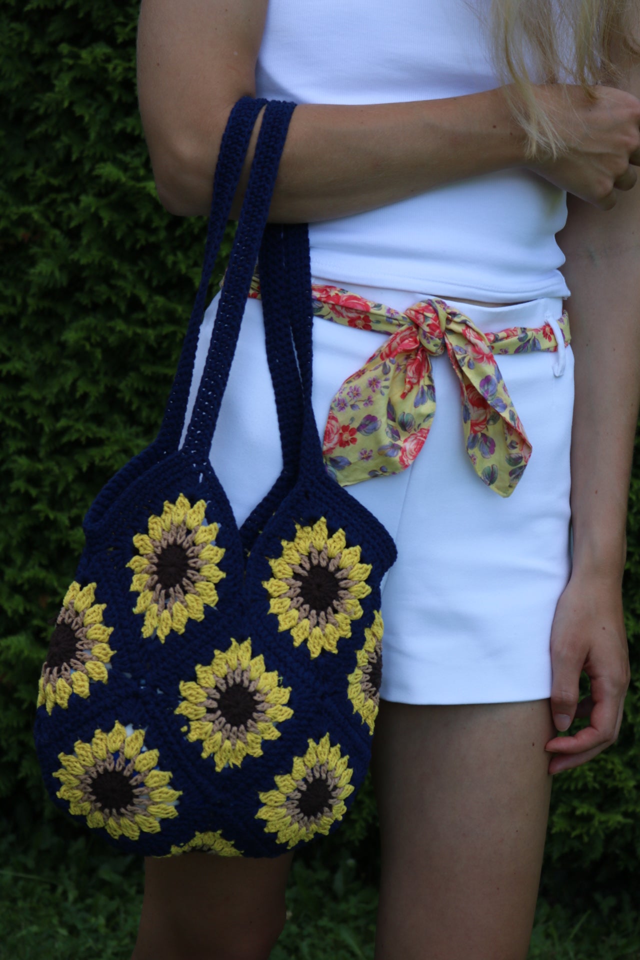 Bloom & Daisy – Handgehäkelte Boho-Tasche in Blütenoptik